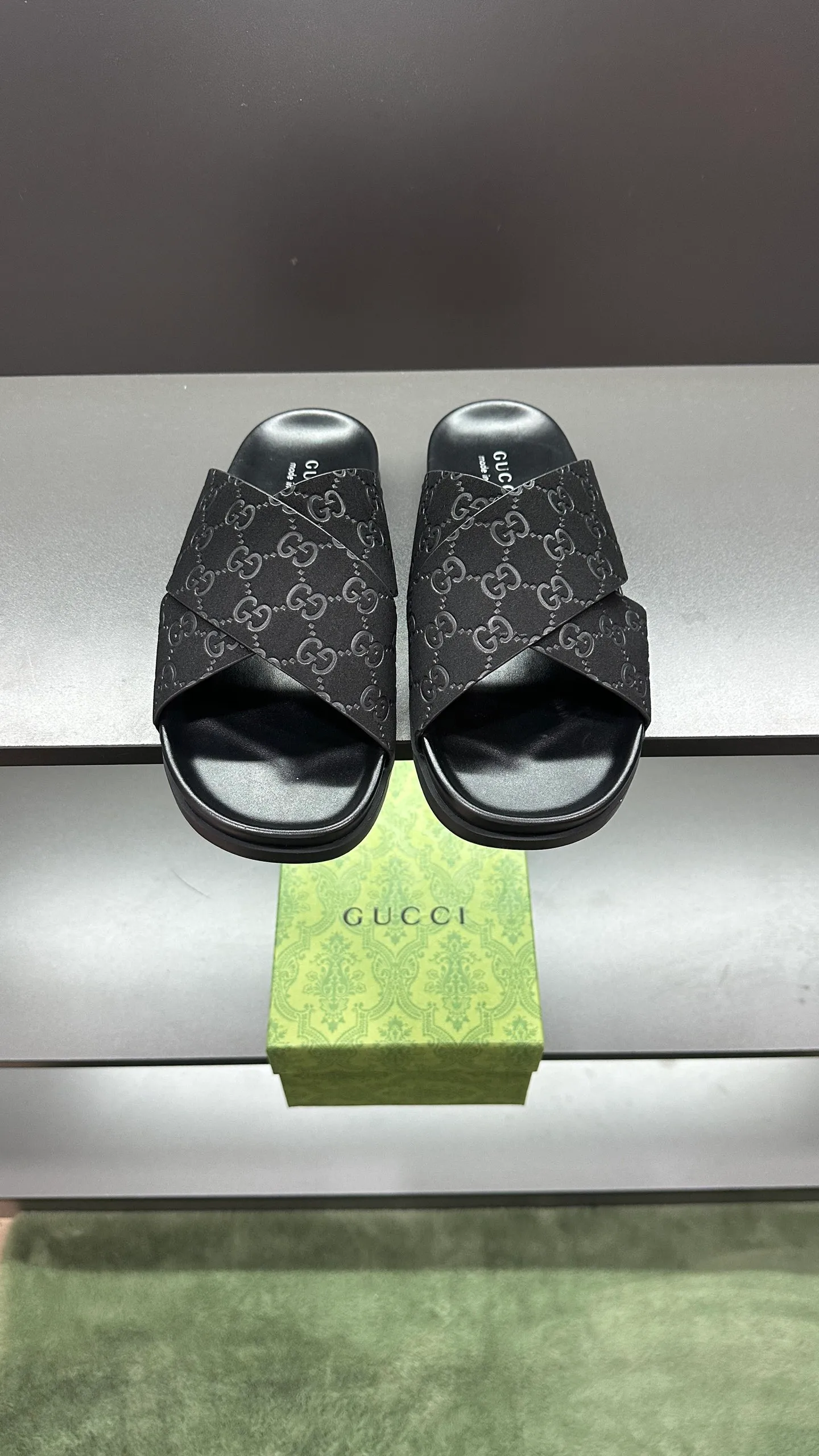 [G Home New Style] P: 300💰Men's size 39~45, (46. Customized) This slipper is made of GG polyester fiber and is decorated with a Gucci label on the front, which adds a striking logo feel to the style. "Gucci Made in Italy" stamped label Rubber sole Flat Made in Italy
